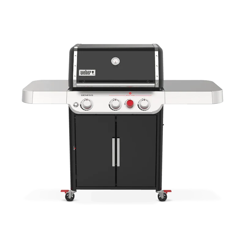 Hombre sostiene paquete de astillas de madera para ahumar, ideal para asados, parrilla y bbq