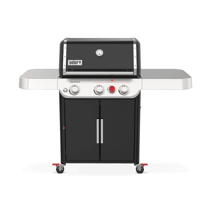 Hombre sostiene paquete de astillas de madera para ahumar, ideal para asados, parrilla y bbq