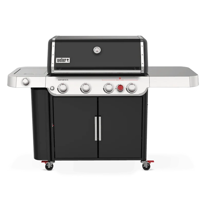 Hombre sostiene paquete de astillas de madera para ahumar, ideal para asados y bbq
