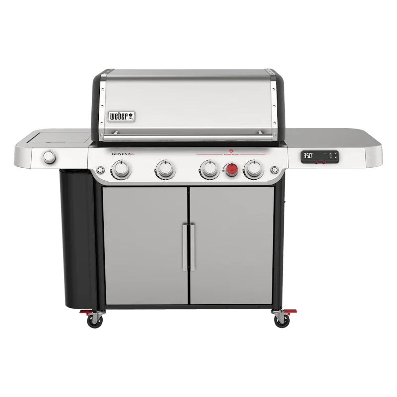 Hombre sostiene paquete de astillas de madera para ahumar, ideal para asados, parrilla y bbq