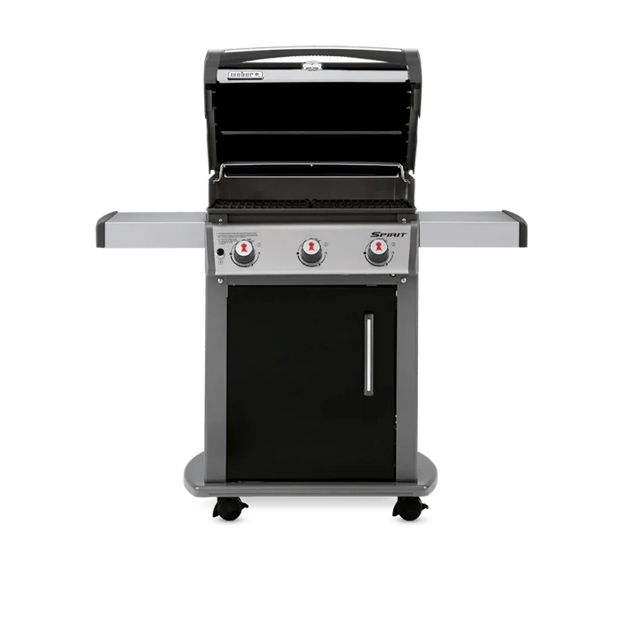 Hombre sostiene paquete de astillas de madera para ahumar, ideal para asados, parrilla y bbq