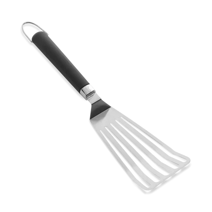 Hombre sostiene paquete de astillas de madera para ahumar, ideal para asados, parrilla y bbq