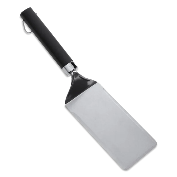 Hombre sostiene paquete de astillas de madera para ahumar, ideal para asados y parrilla