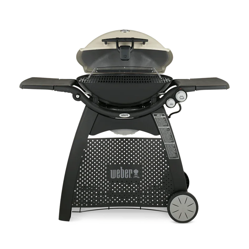Hombre sostiene paquete de astillas de madera para ahumar, ideal para asados, parrilla, ahumados y bbq
