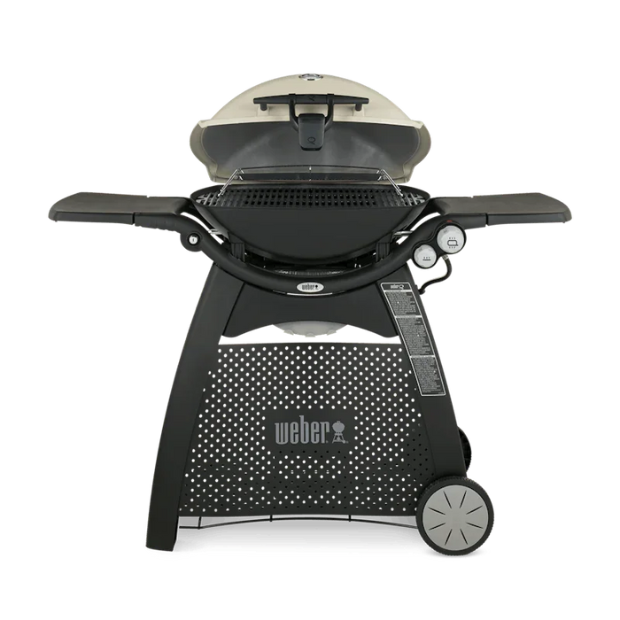 Hombre sostiene paquete de astillas de madera para ahumar, ideal para asados, parrilla, ahumados y bbq