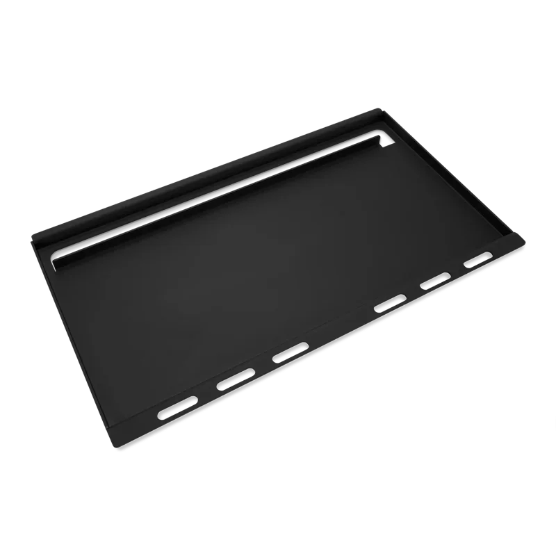 Hombre sostiene paquete de astillas de madera para ahumar, ideal para asados, parrilla, ahumados y bbq