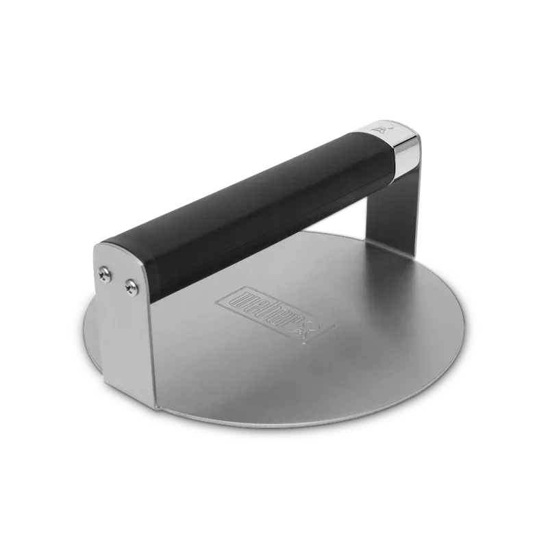 Hombre sostiene paquete de astillas de madera para ahumar, ideal para asados y parrillas