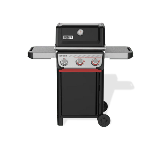 Hombre sostiene paquete de astillas de madera para ahumar, ideal para asados y bbq