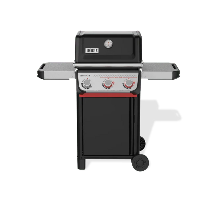 Hombre sostiene paquete de astillas de madera para ahumar, ideal para asados y bbq