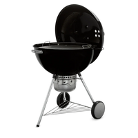 Asador a carbón grande color negro con tapa abierta, ideal para parrilla y BBQ