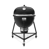 Hombre sostiene paquete de astillas de madera para ahumar, asados, parrilla y bbq