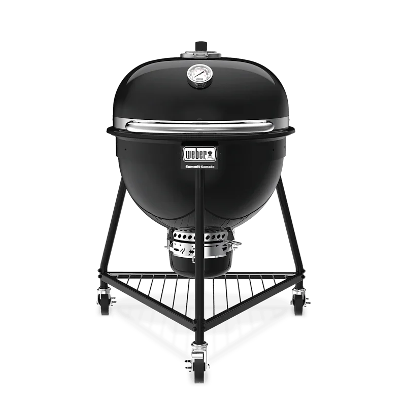 Hombre sostiene paquete de astillas de madera para ahumar, asados, parrilla y bbq