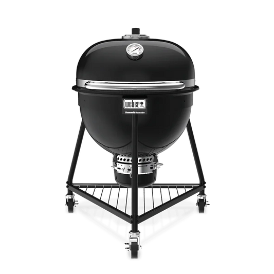 Hombre sostiene paquete de astillas de madera para ahumar, asados, parrilla y bbq