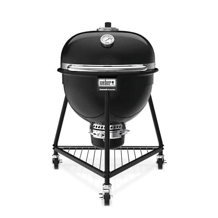 Hombre sostiene paquete de astillas de madera para ahumar, asados, parrilla y bbq