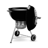 Hombre sostiene paquete de astillas de madera para ahumar, ideal para asados y BBQ