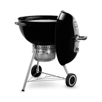 Hombre sostiene paquete de astillas de madera para ahumar, ideal para asados y BBQ