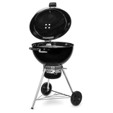 Hombre sostiene paquete de astillas de madera para ahumar en asados y parrilla, ideal para bbq