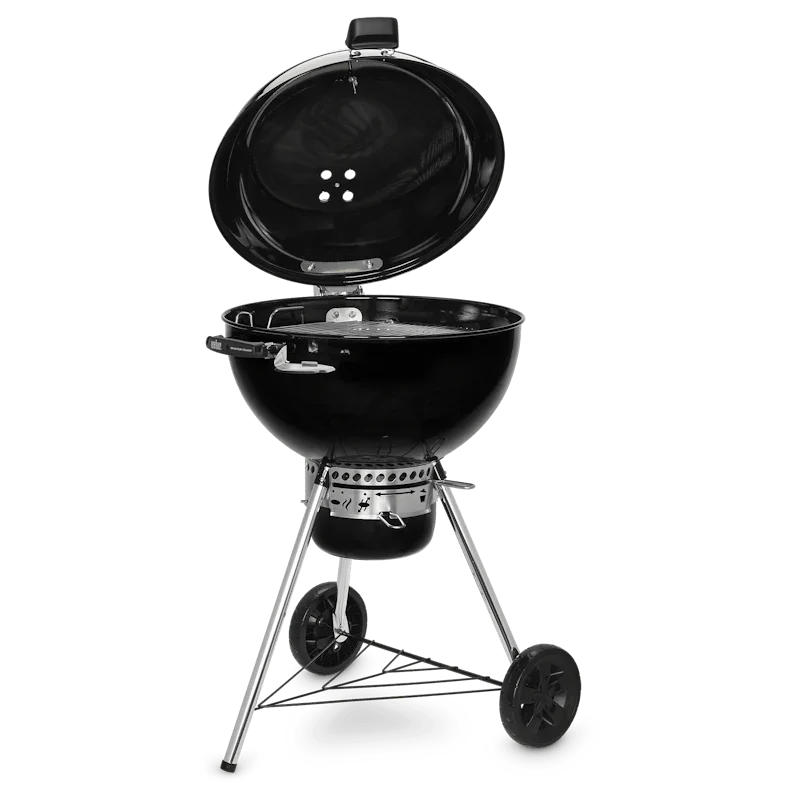 Hombre sostiene paquete de astillas de madera para ahumar en asados y parrilla, ideal para bbq