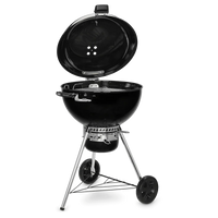 Hombre sostiene paquete de astillas de madera para ahumar en asados y parrilla, ideal para bbq