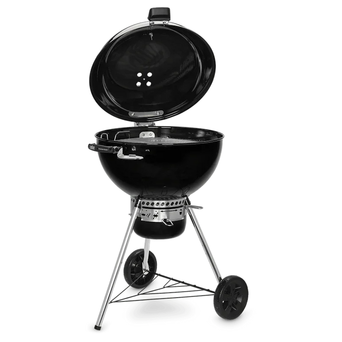 Hombre sostiene paquete de astillas de madera para ahumar en asados y parrilla, ideal para bbq
