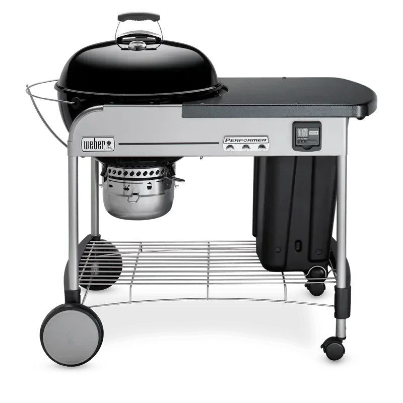 Hombre sostiene paquete de astillas de madera para ahumar, ideal para asados y parrilla