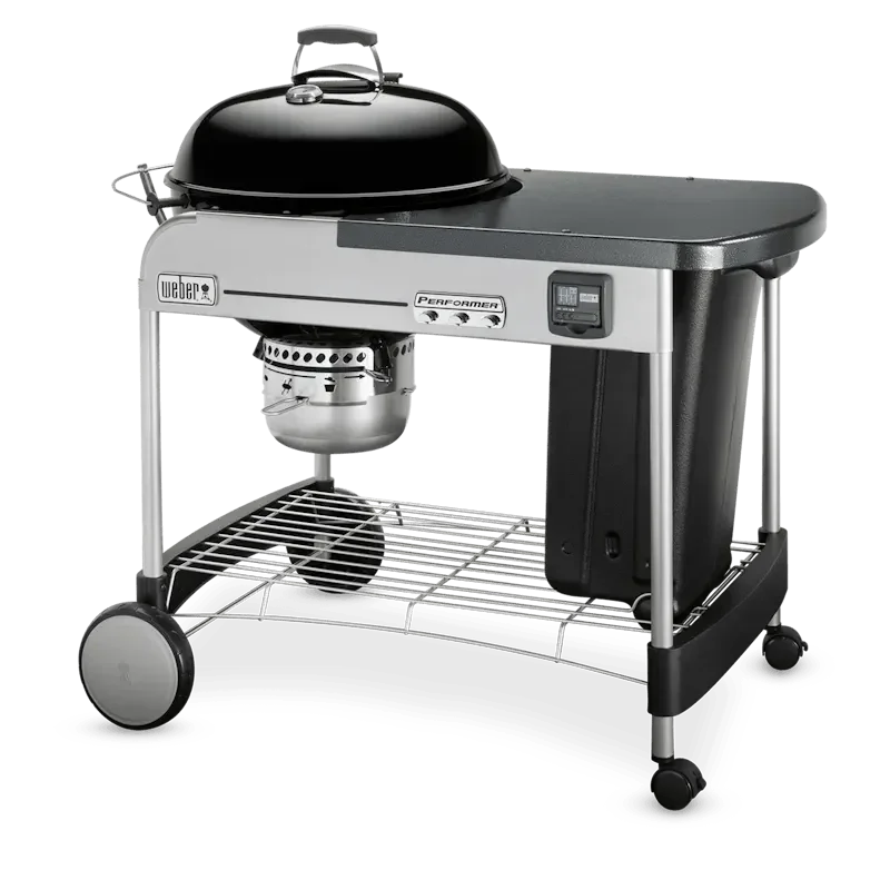 Asador de carbón negro de gran tamaño con mesa lateral y tapa, ideal para parrilla y ahumados.