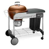 Hombre sostiene paquete de astillas de madera para ahumar, ideal para asados, parrilla y bbq