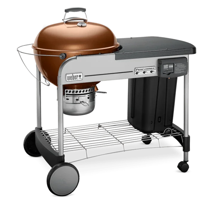 Hombre sostiene paquete de astillas de madera para ahumar, ideal para asados, parrilla y bbq